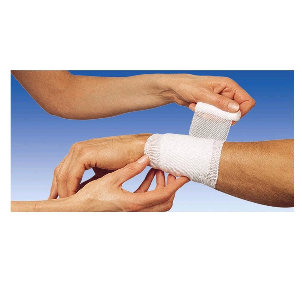 Peha® Mullbinde Fixierbinde auf Arm, weiße Bandage in Anwendung