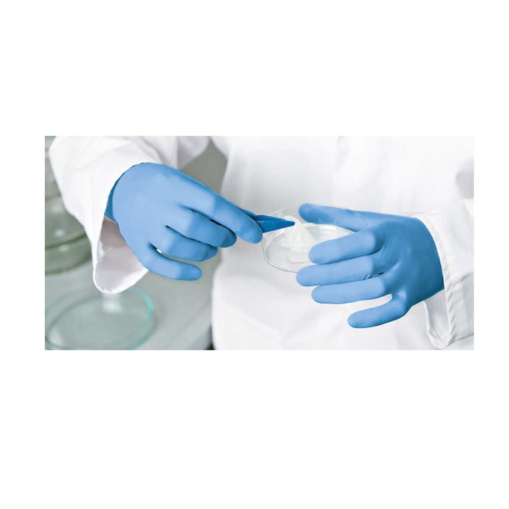 Blaue puderfreie Nitrilhandschuhe in XL an Händen, eng anliegend