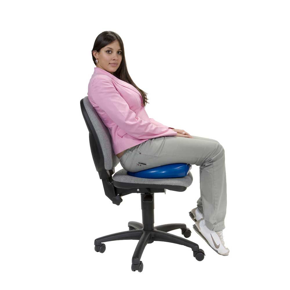 Luftgefülltes Sitzkissen auf Bürostuhl, blau