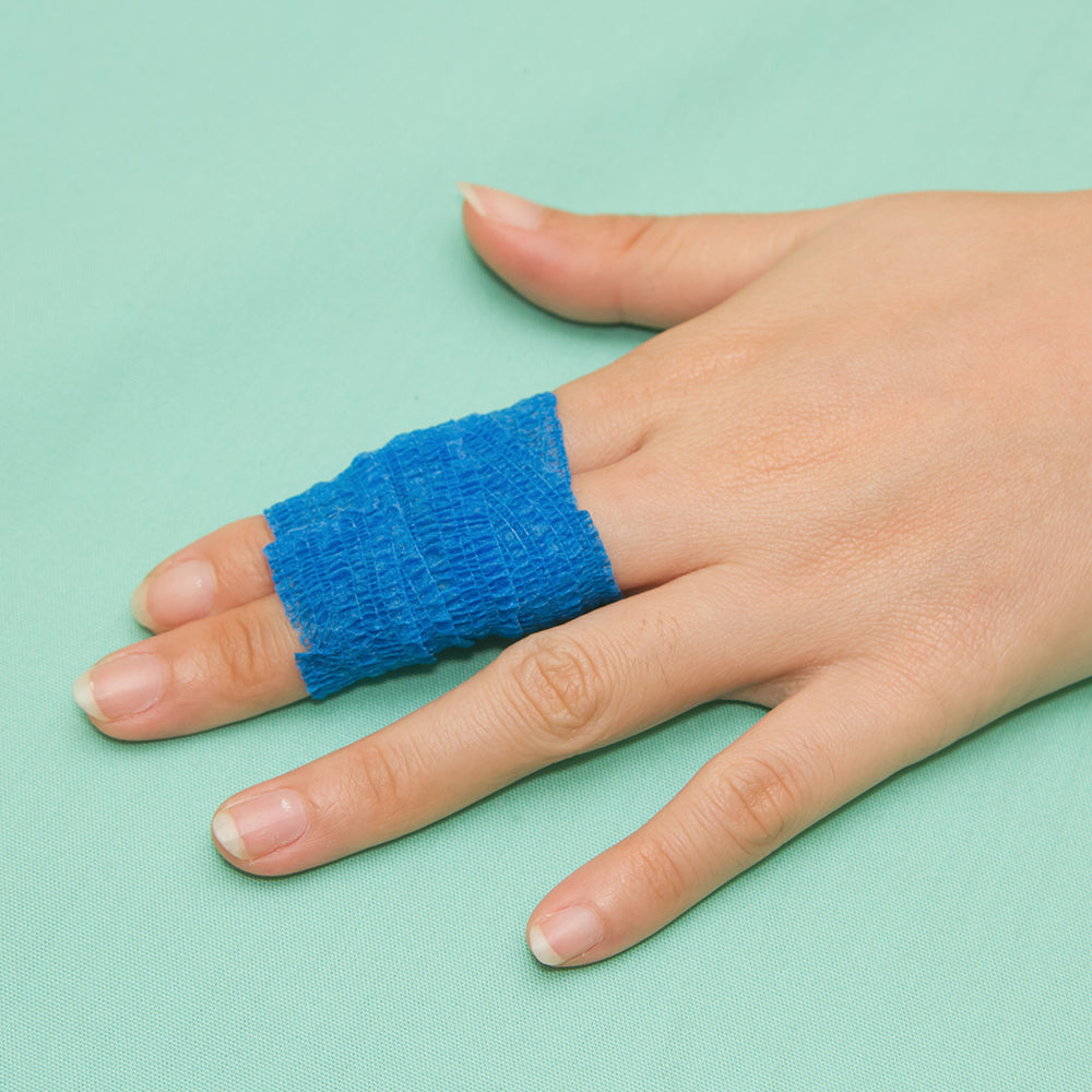 Blaues Fingertape am Finger zur Fixierung, selbstklebend