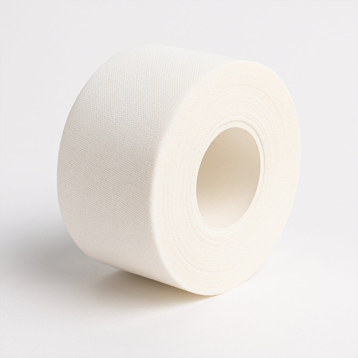 Medicalcorner24 SportTape: weiße Sporttape-Rolle schräg mit Innenaussparung