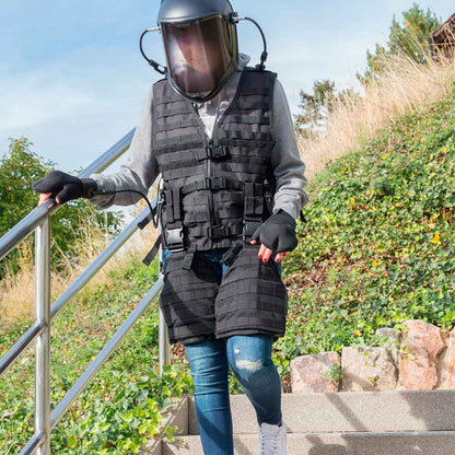 Alters-Simulator: schwarze Weste mit Tragesystem, Gesichtsvisier, Handschuhe und blaue Jeans