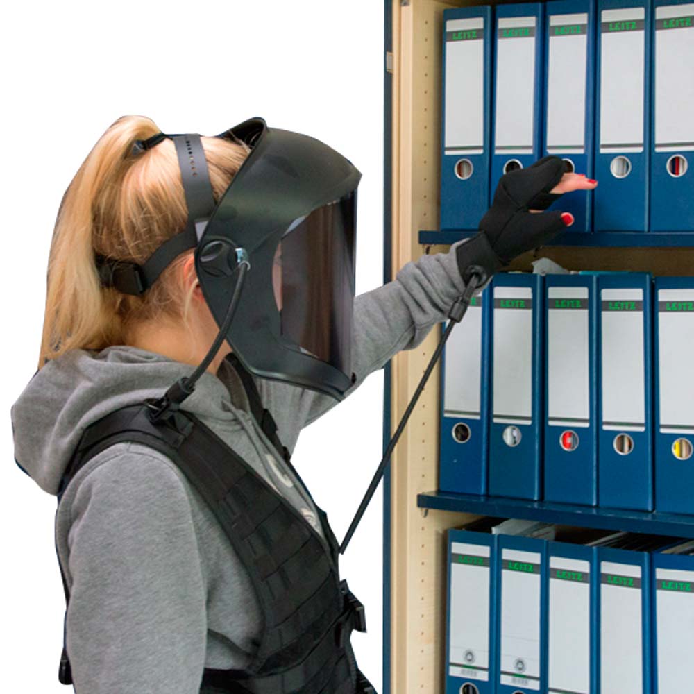 Alters-Simulator-Gurtweste mit Gesichtsvisier, getragen über grauem Hoodie