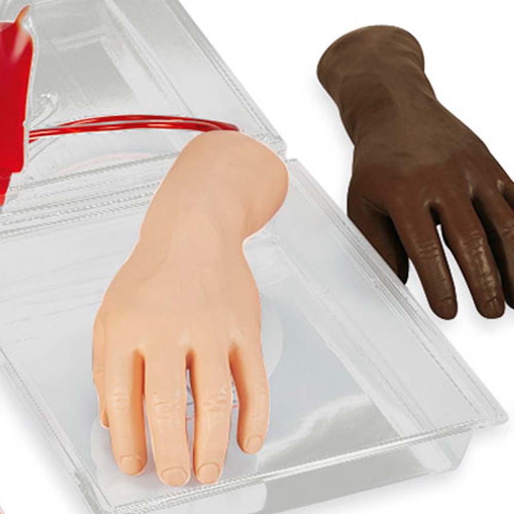 Nahaufnahme: Injektionstrainer-Hand auf transparentem Tablett, braunes Handteil rechts