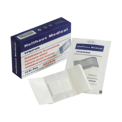 Steriler, selbstklebender Wundverband 7,2 x 5 cm; Packung neben Verbandauflagen