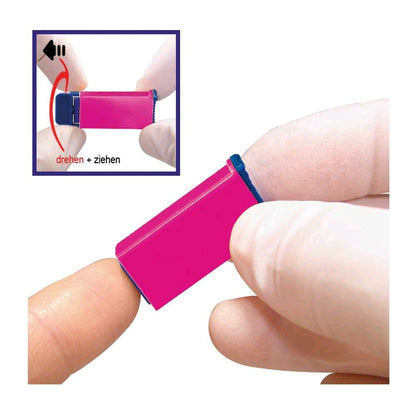 Sicherheitslanzette in Pink mit blauem Sicherheitsclip, in Hand gehalten