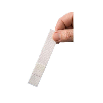 Vlies-Fingerpflaster, beige, gehalten an der Klebefläche