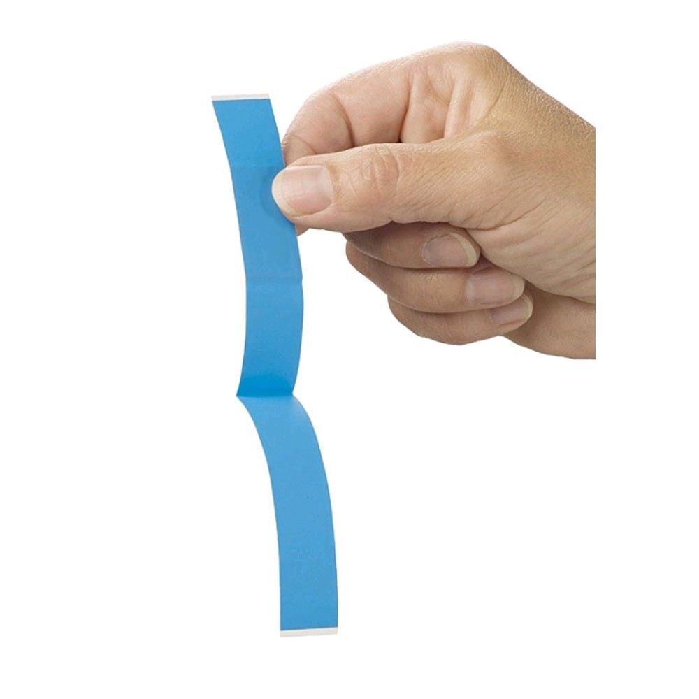 Blaues detektierbares Fingerpflaster am Finger, gebogener Klebestreifen