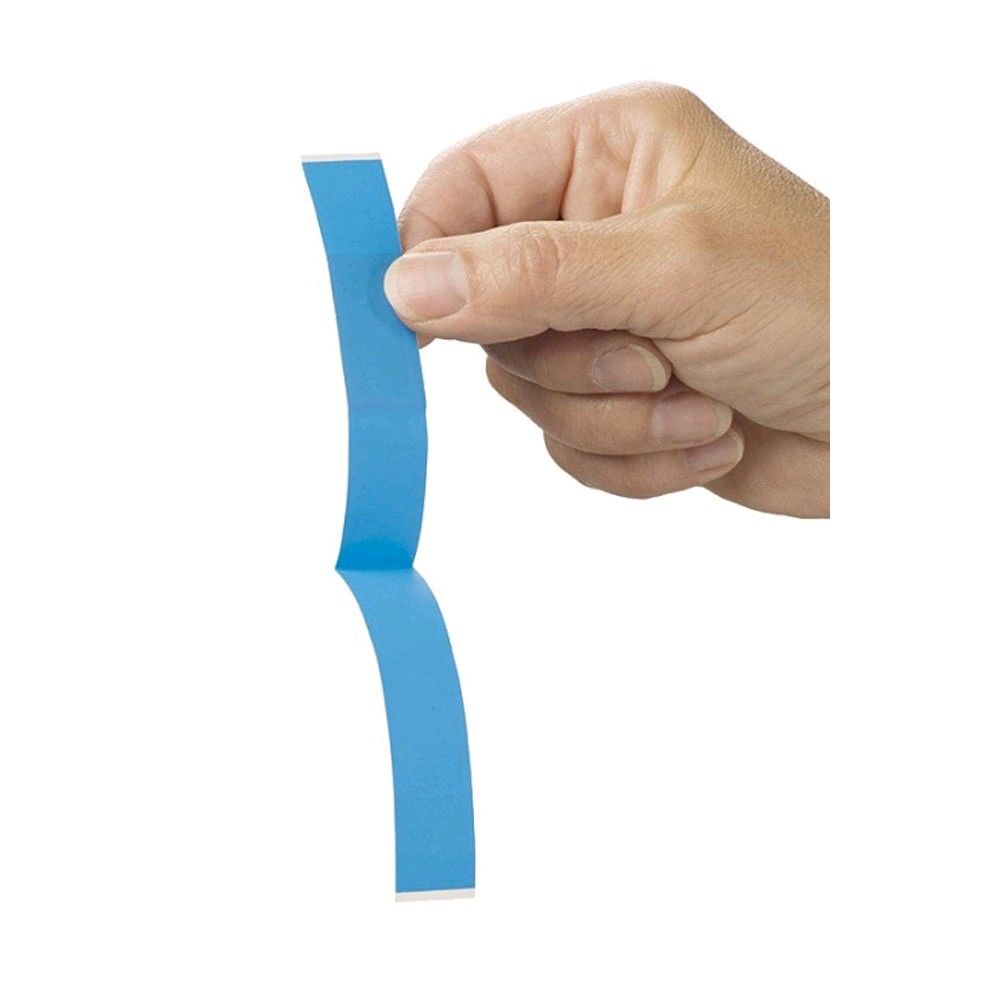Blaues detektierbares Fingerpflaster am Finger, gebogener Klebestreifen zum Aufbringen