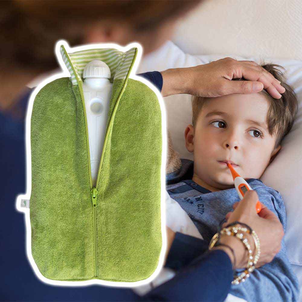 Öko-Wärmflasche mit grünem Biobezug, in Nutzung mit Kind