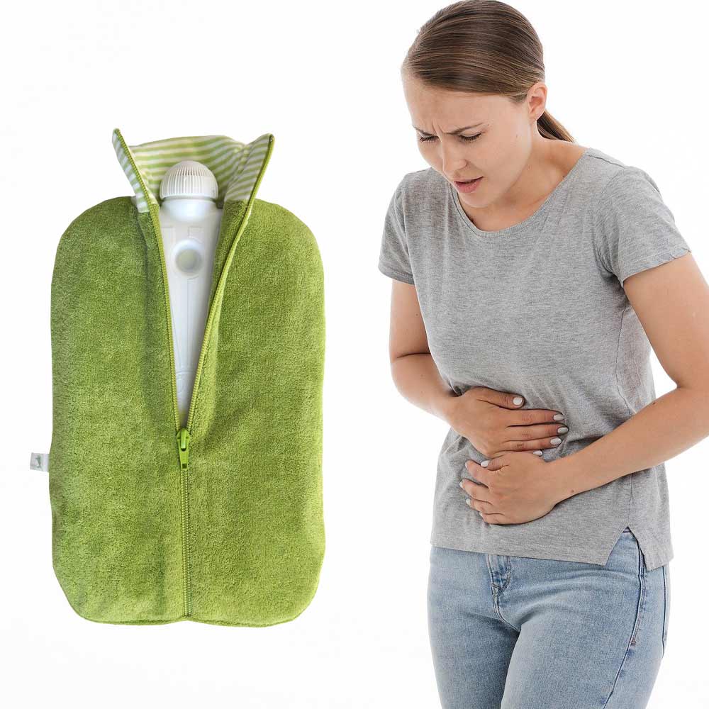 Öko-Wärmflasche mit grünem Biobezug, Anwendung am Bauch einer Person