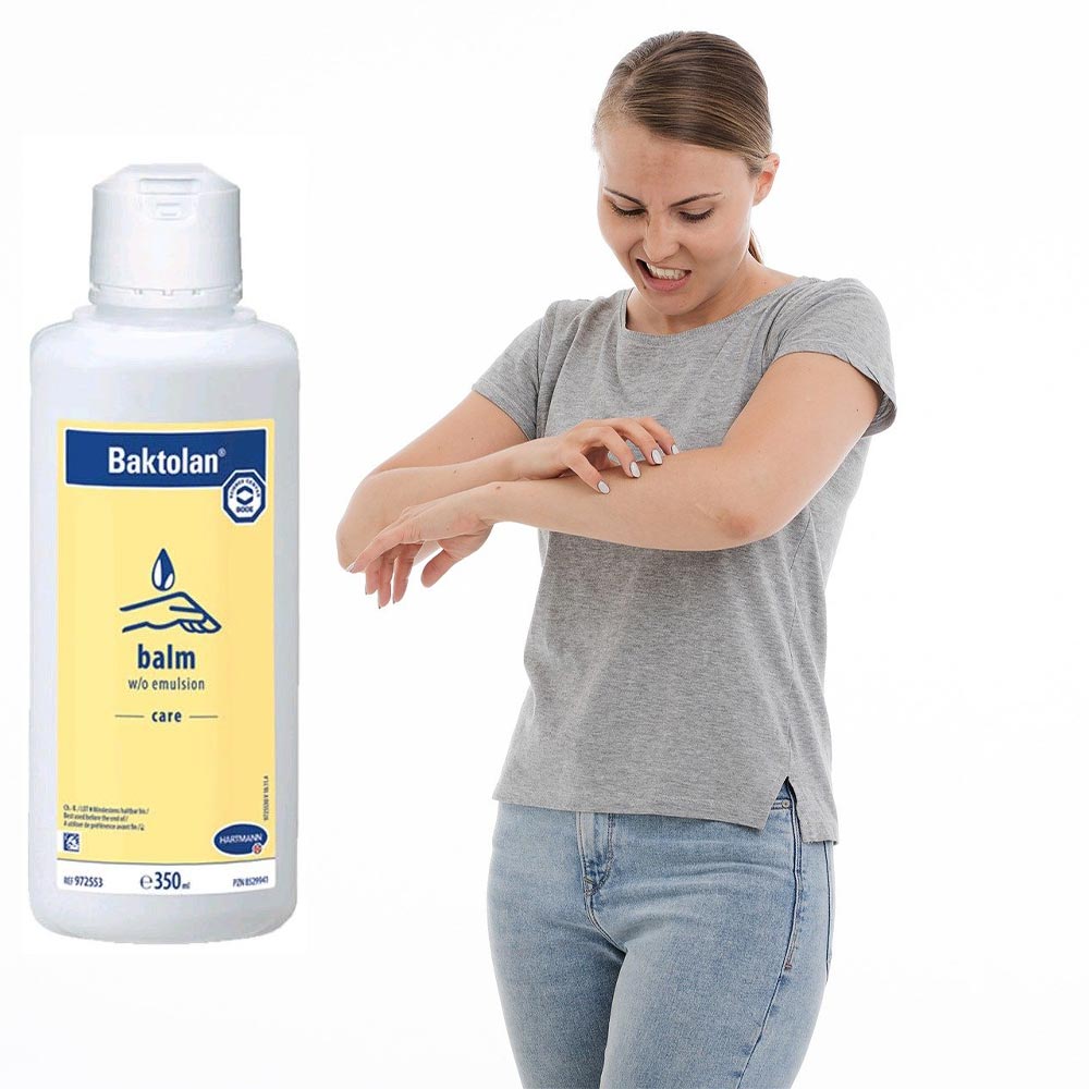 Baktolan Pflegebalsam-Flasche neben Anwendung an der Hand, weißer Flakon