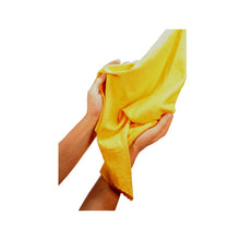 Gelbes Mikrofaser-Einsatzhandtuch (30×30 cm), gefaltet in der Hand