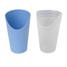 Trinkbecher-Set: hellblauer und transparenter Becher mit Nasenausschnitt