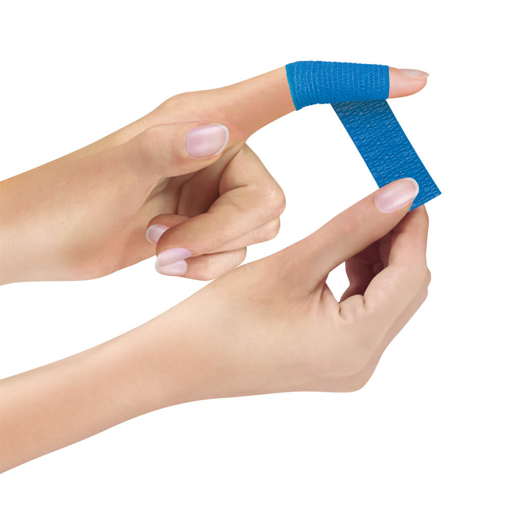 Selbsthaftender Pflasterverband Lifemed® – blaue Fixierbinde wird aufgeklebt