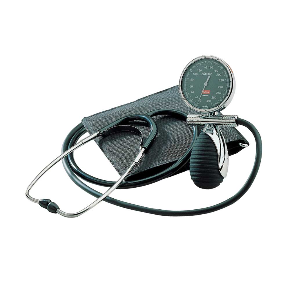 Klassisches Blutdruckmessgerät mit Manometer, Stethoskop und Armmanschette