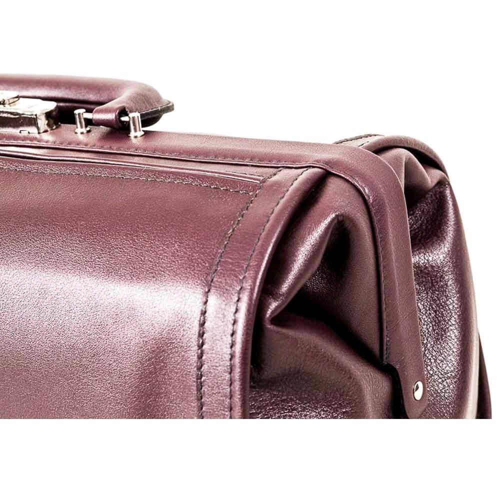 Doktortasche in Bordeaux, seitliche Naht und geöffnetes Innenfach