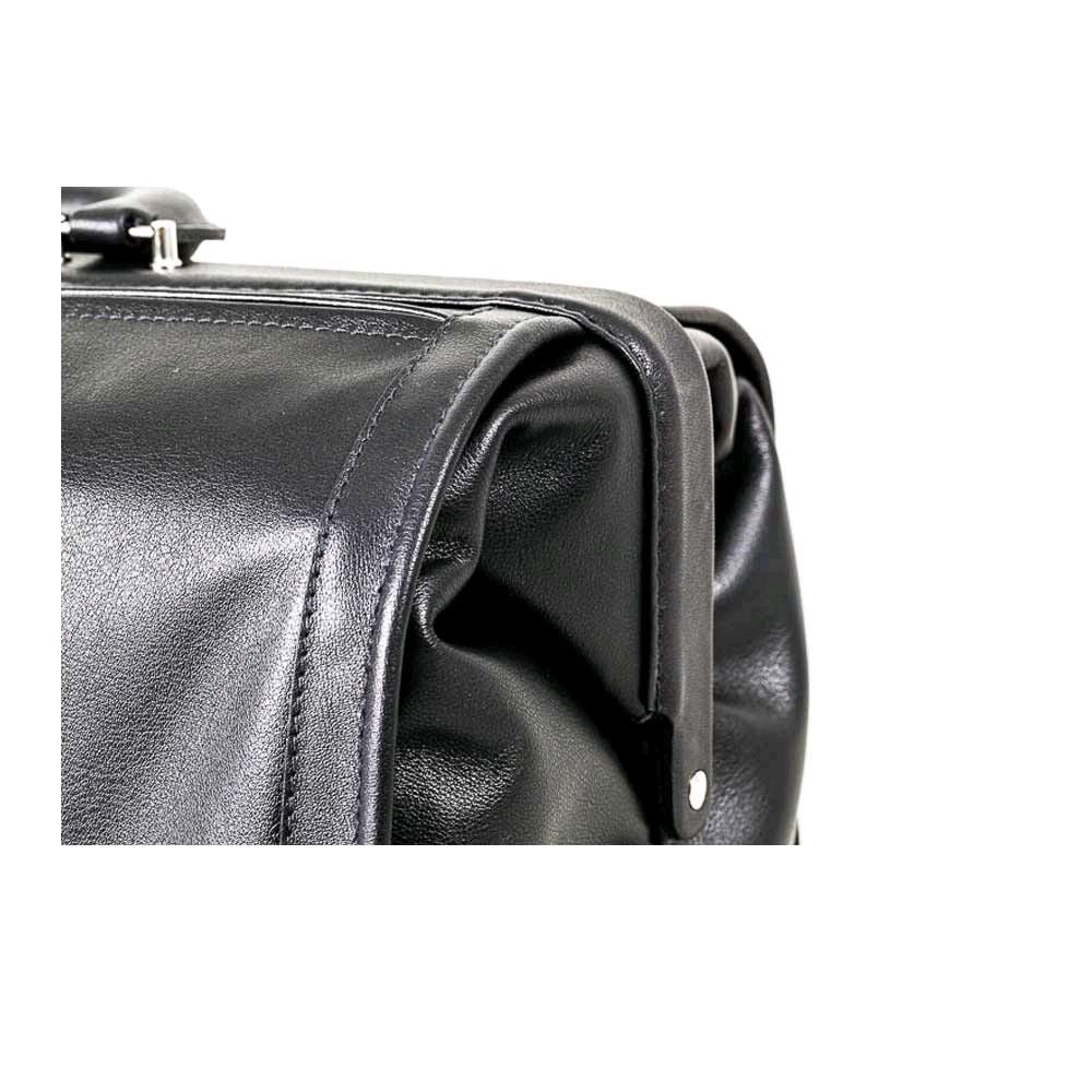 Doktortasche in Schwarz, Nahaufnahme am Außenrand mit Öffnung