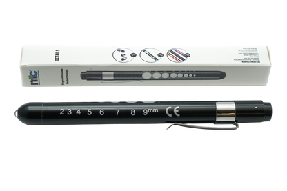 Diagnostikleuchte mit schwarzem Griff, Skala 2–9 mm und Metallclip