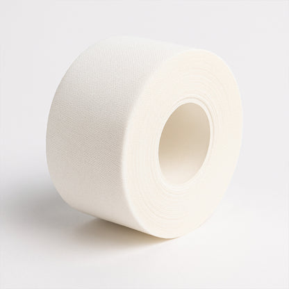 Medicalcorner24 SportTape: weiße Sporttape-Rolle schräg mit Innenaussparung
