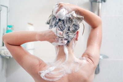 Una mujer utiliza la loción de lavado octenisan®