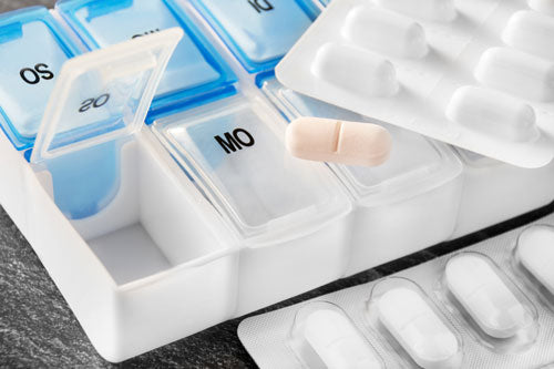 Médicaments dans un distributeur doseur
