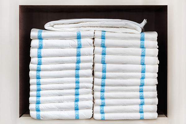 Una pila de almohadillas reutilizables para la incontinencia