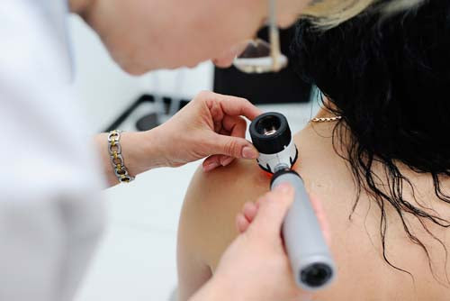 Le dermatoscope pour l’examen de la peau