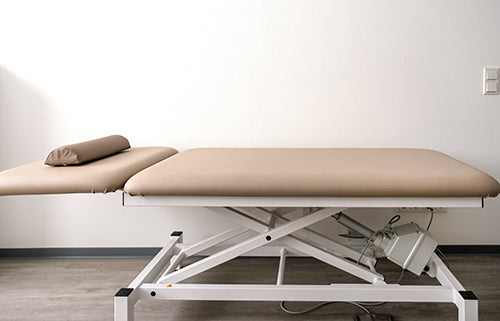 Mobiliario médico: camilla de tratamiento