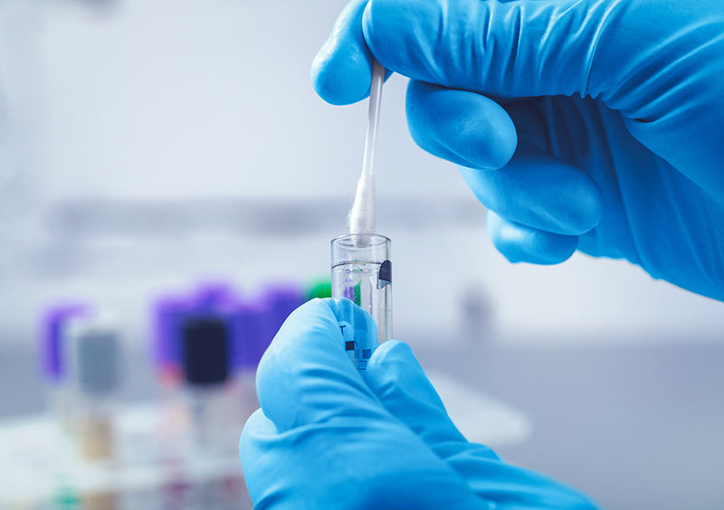 Una persona utiliza bastoncillos de algodón médicos