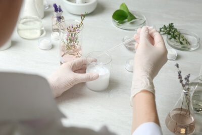 Científica durante el desarrollo de un producto cosmético para el cuidado de la piel