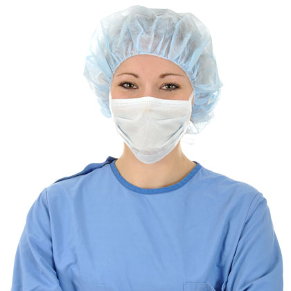 Médecin portant un calot chirurgical, un masque chirurgical et une blouse