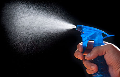 Embout pulvérisateur comme aide au dosage