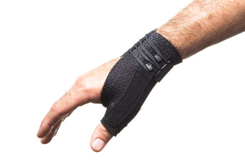Venda para el pulgar colocada en la mano