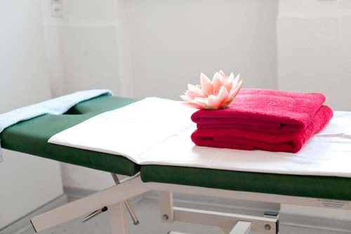 Camillas de tratamiento en un estudio de masajes