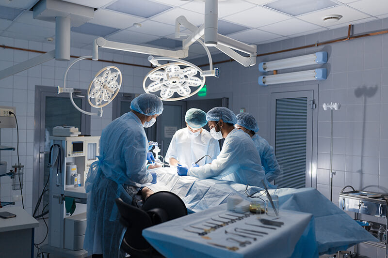 Los profesionales sanitarios durante una operación utilizan gigasept® de schülke para desinfectar los instrumentos