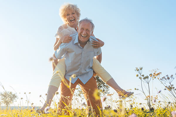 Un hombre y una mujer disfrutan del día a día gracias a los pañales para adultos