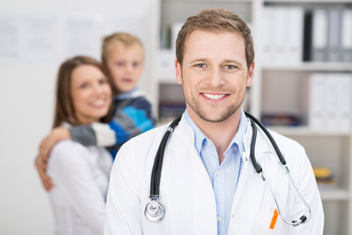 Un médico lleva una bata blanca de la ropa médica